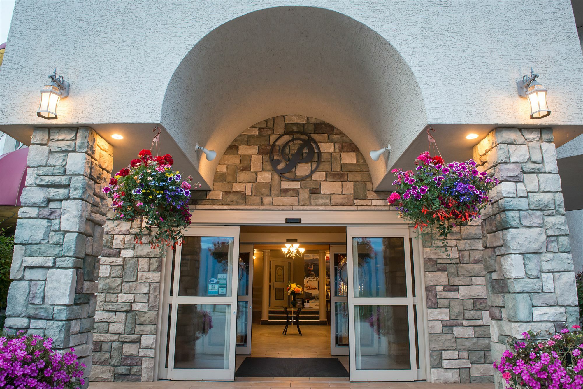 Hilltop Inn - Salmon Arm Eksteriør billede